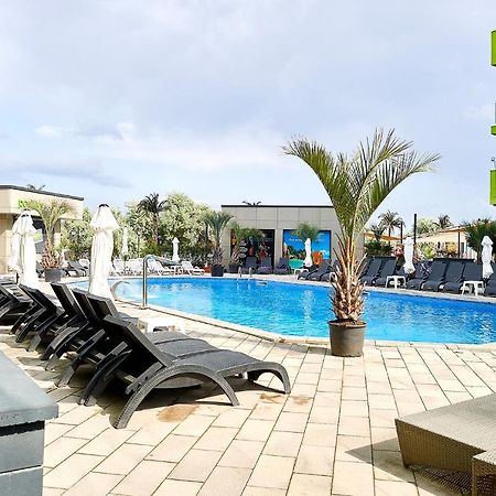 Orange Summer Apartment Spa Pools Beach Resort Mamaia Exterior photo