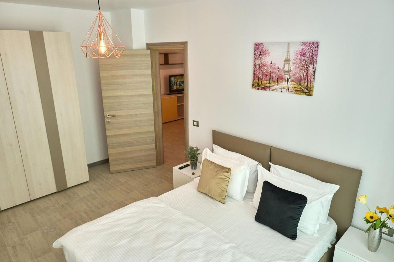 Orange Summer Apartment Spa Pools Beach Resort Mamaia Exterior photo