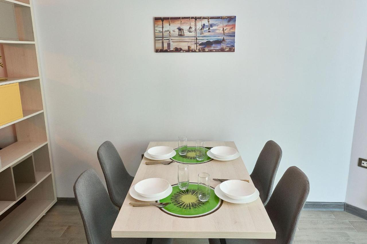Orange Summer Apartment Spa Pools Beach Resort Mamaia Exterior photo