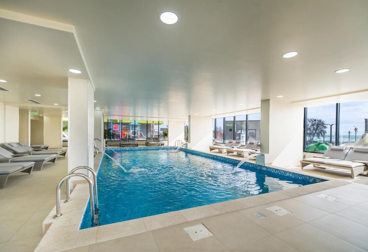 Orange Summer Apartment Spa Pools Beach Resort Mamaia Exterior photo