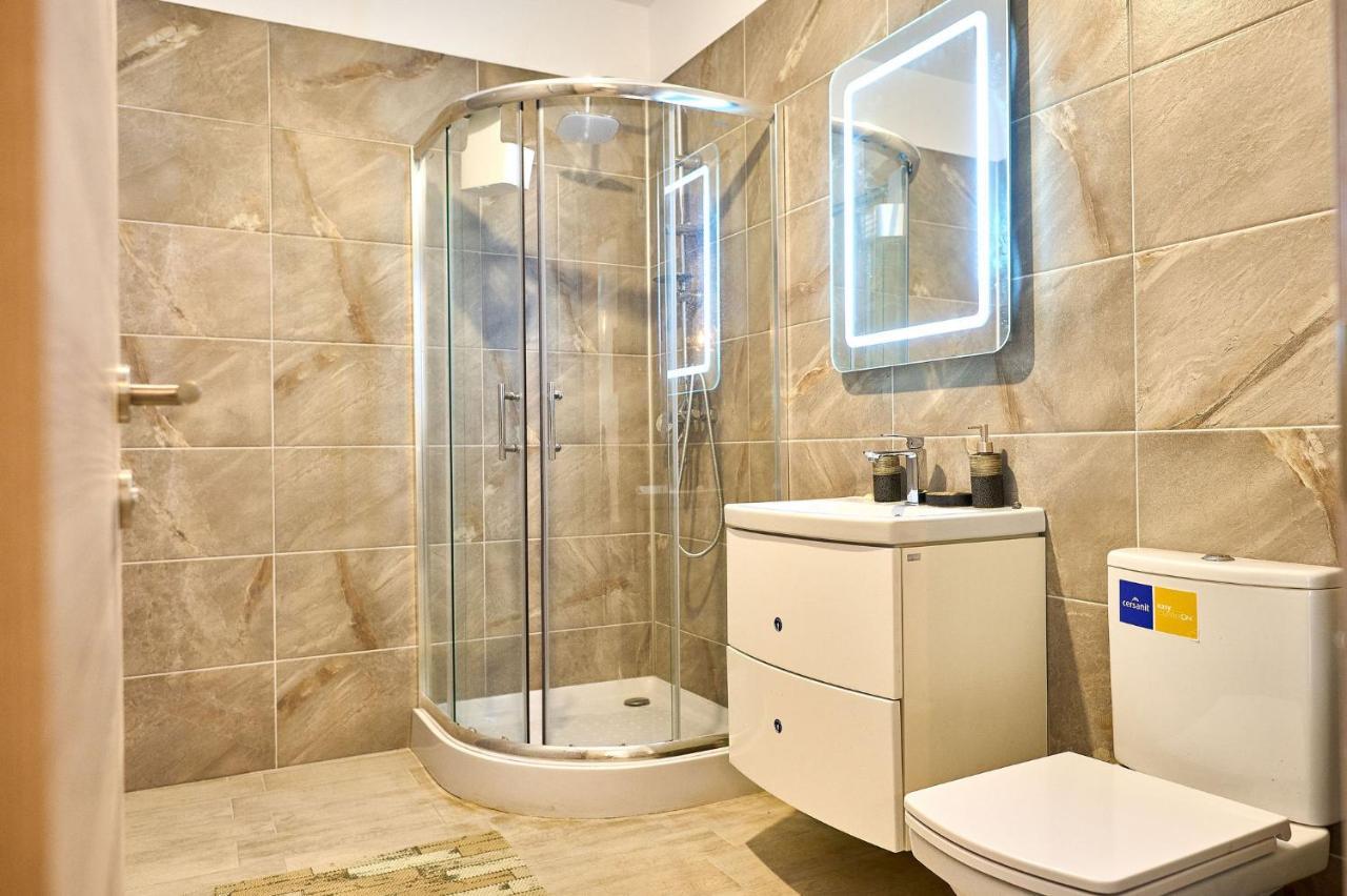 Orange Summer Apartment Spa Pools Beach Resort Mamaia Exterior photo